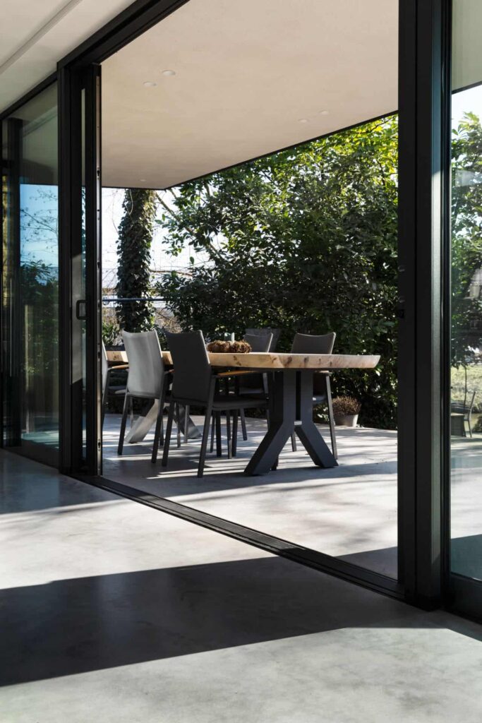 gevlinderde betonvloer binnen en buiten met betonnen terras