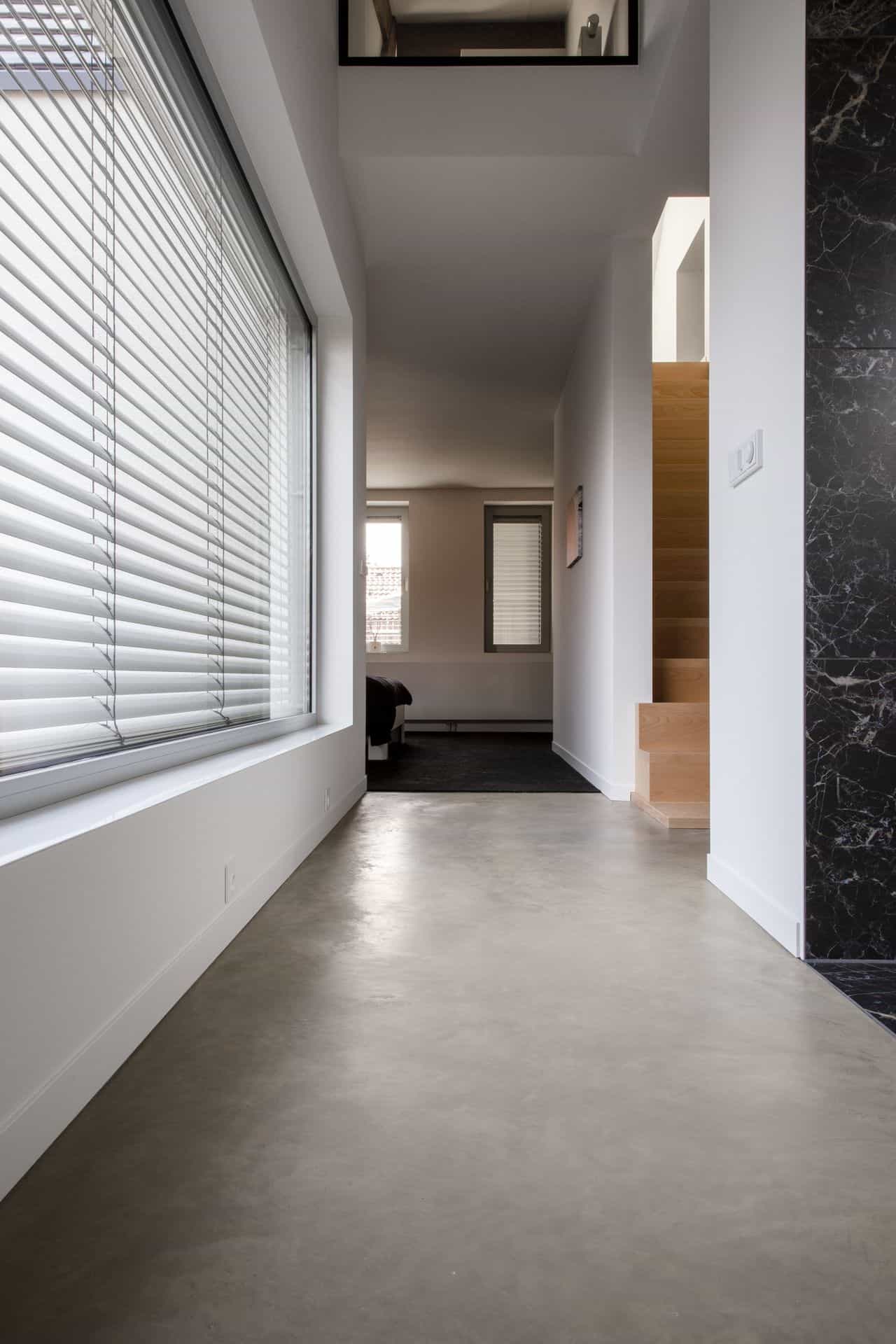 gevlinderde betonvloer gang, doorkijk gevlinderde betonvloer