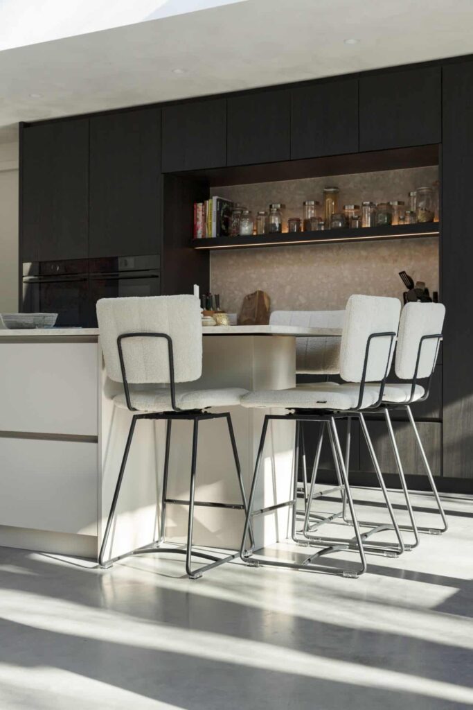 gevlinderde betonvloer in keuken met barkrukken