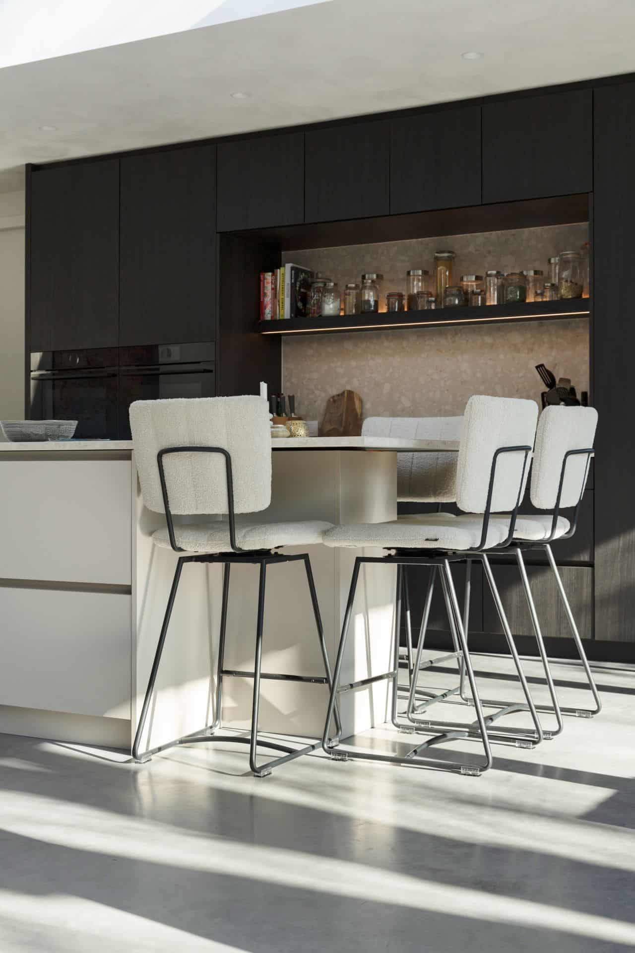 gevlinderde betonvloer in keuken met barkrukken