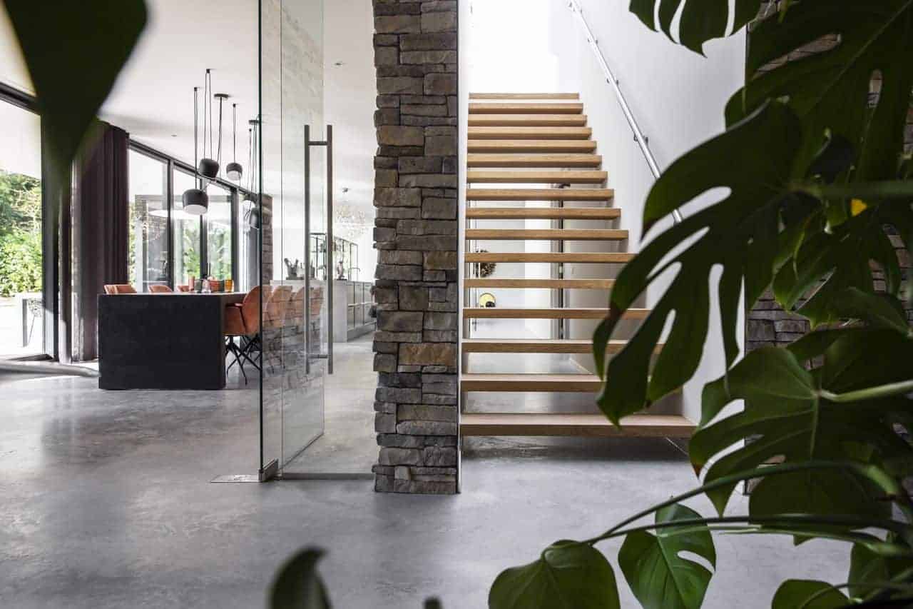 gevlinderde betonvloeren, betonvloer met vloerverwarming,betonvloer storten en vlinderen, betonvloer impregneren, vloerinspiratie, grijze vloer, grijze betonvloer, betonnen designvloer, woonbeton