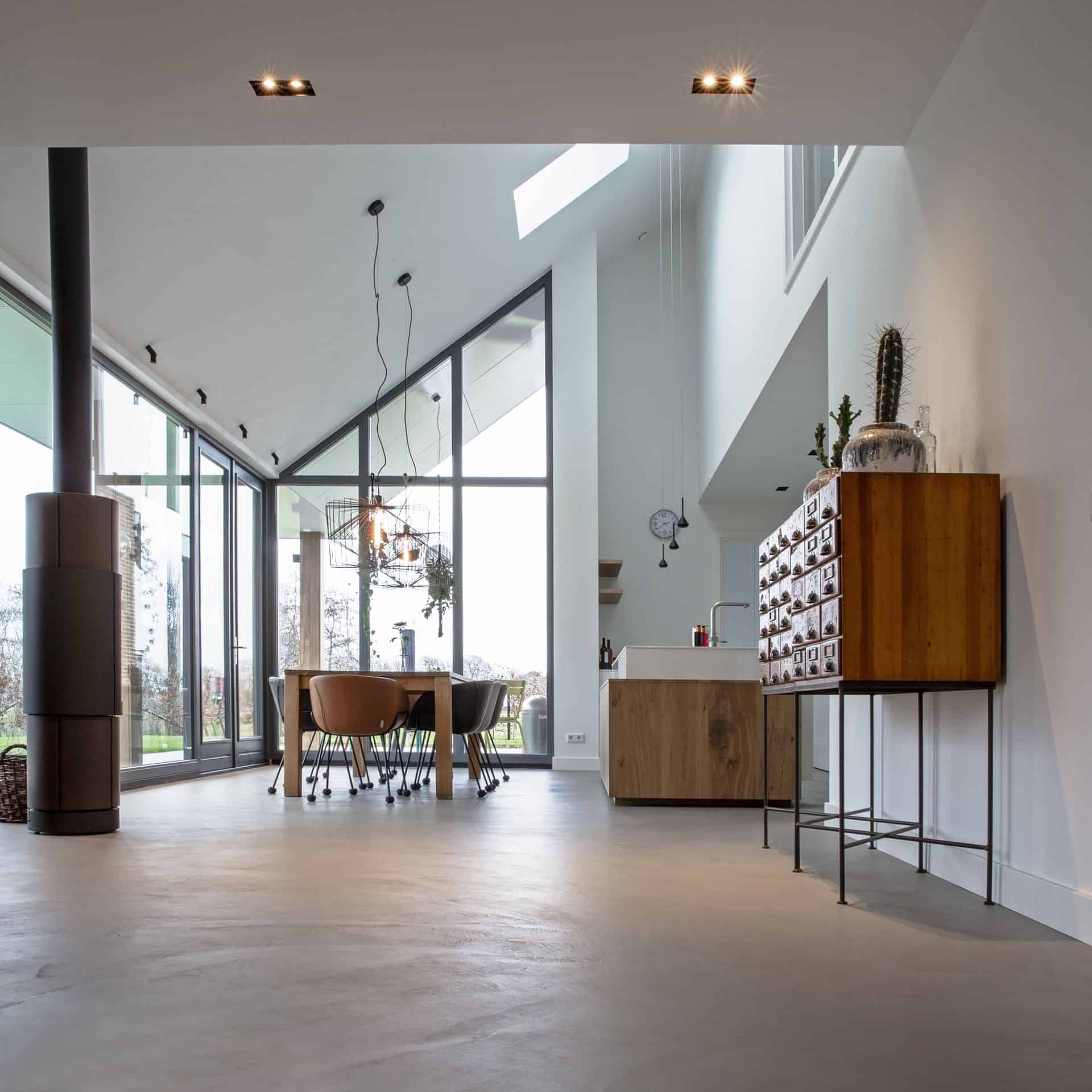 vloer met betonlook, beton ciré vloer op kleur