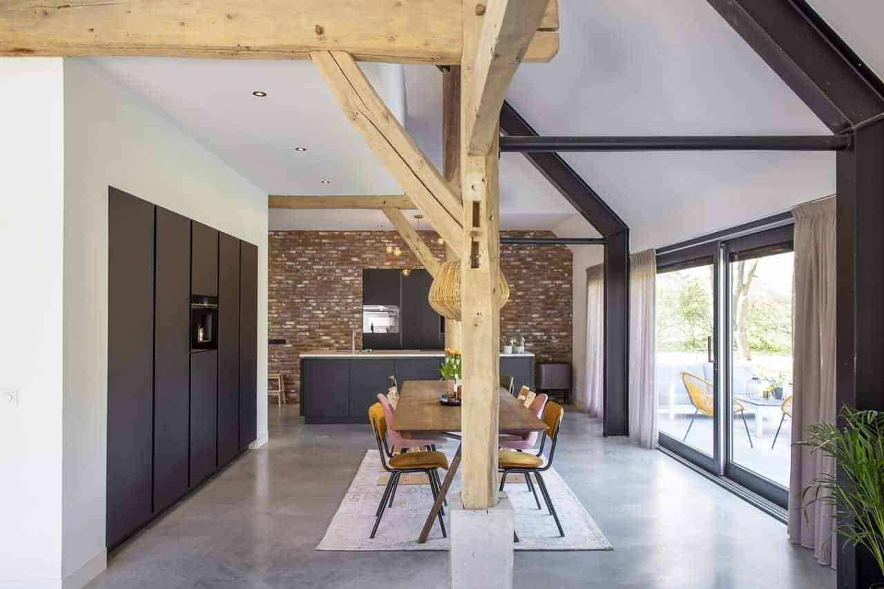 vloerverwarming in betonvloer woonkamer