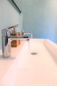 Blauwe beton ciré muur badkamer