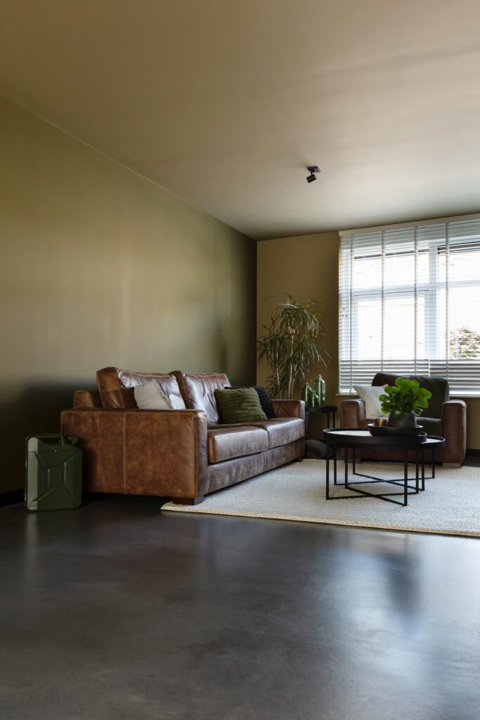 Italiaanse betonlook vloer in woonkamer in Andelst