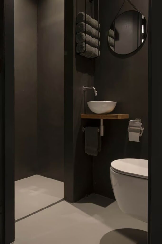 PU gietvloer met beton ciré wand in het toilet