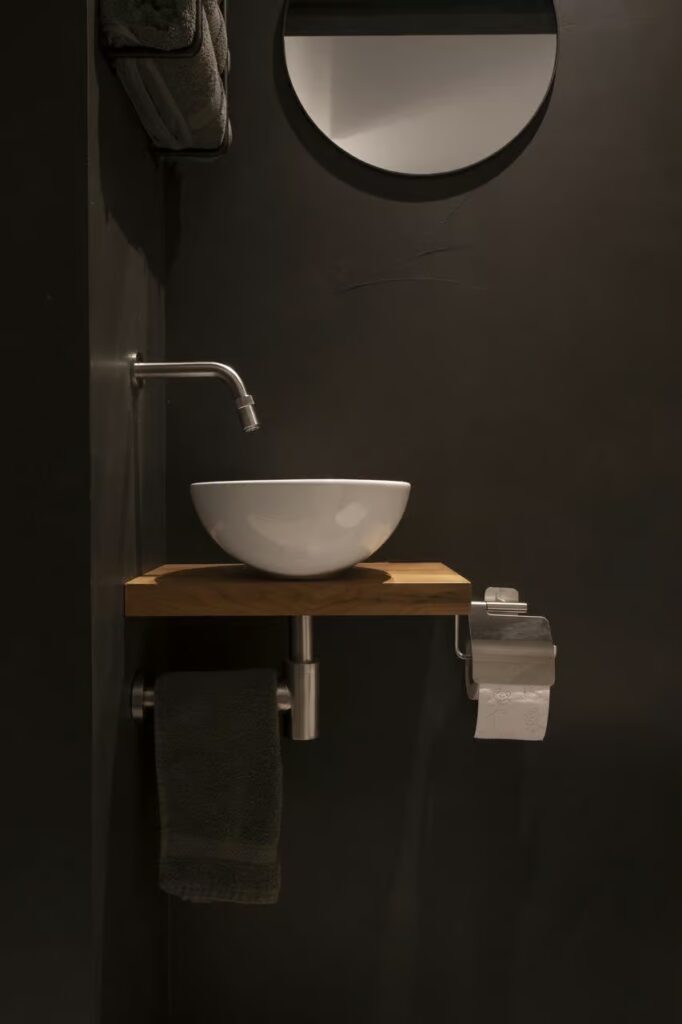 Beton ciré wanden Ral 7022 in het toilet
