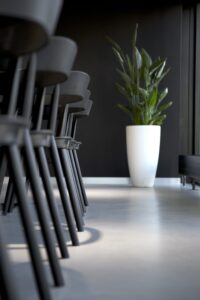 Cementgebonden gietvloer met stoelen