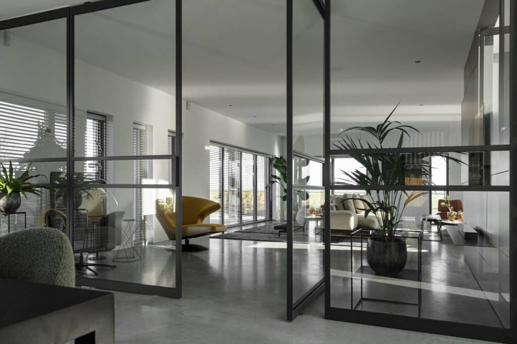 gevlinderde betonvloer met stalen deuren