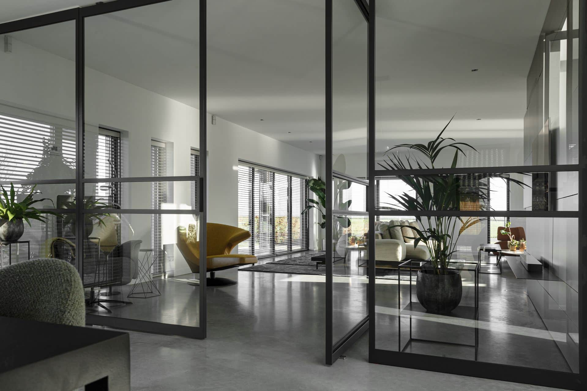 gevlinderde betonvloer met stalen deuren