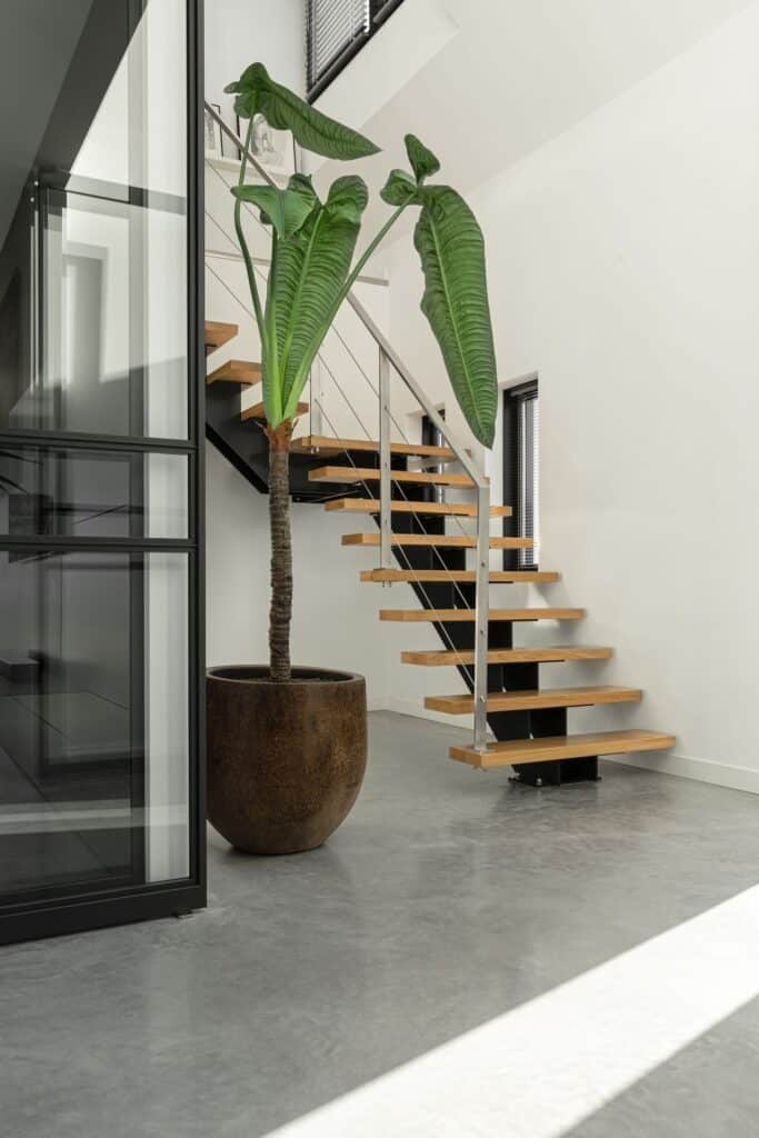 gevlinderde betonvloer bij de trap