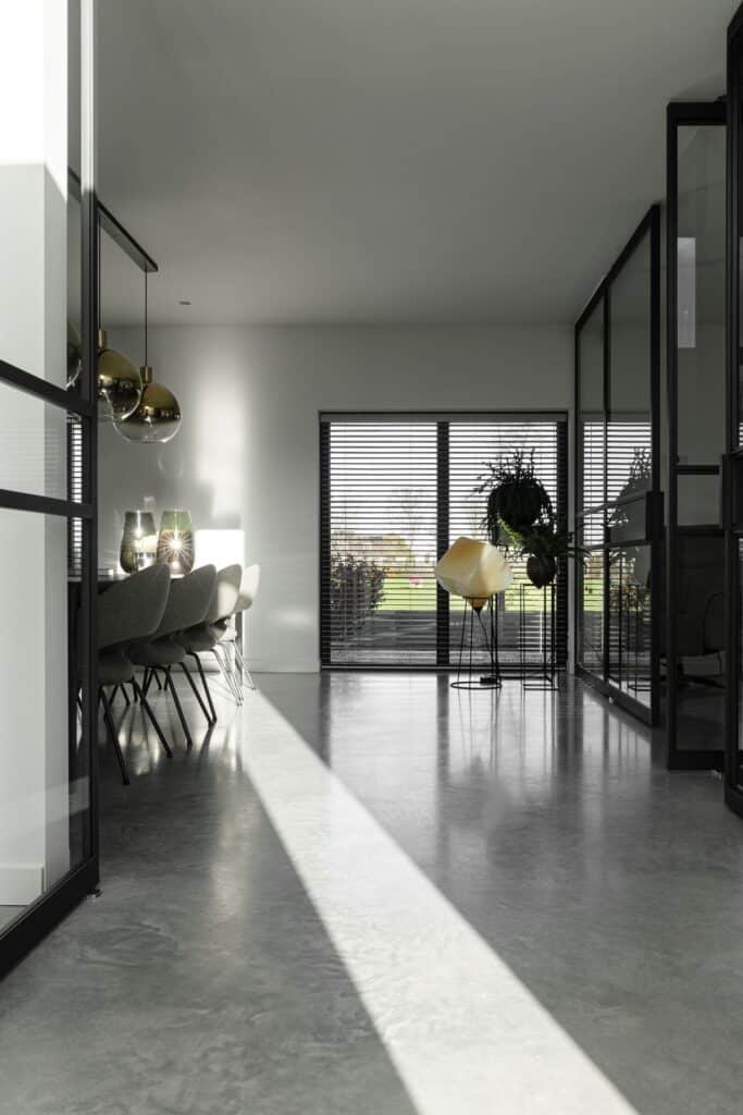 gevlinderde woonbetonvloer woonkamer