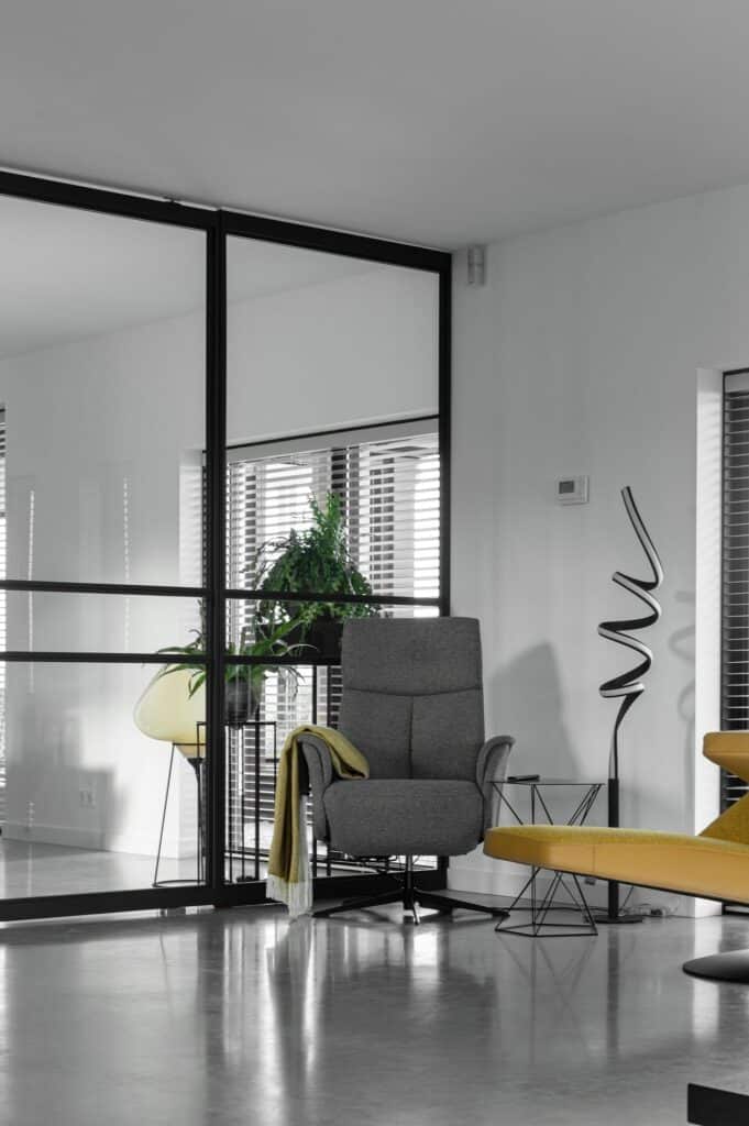 gevlinderde betonvloer met fauteuil