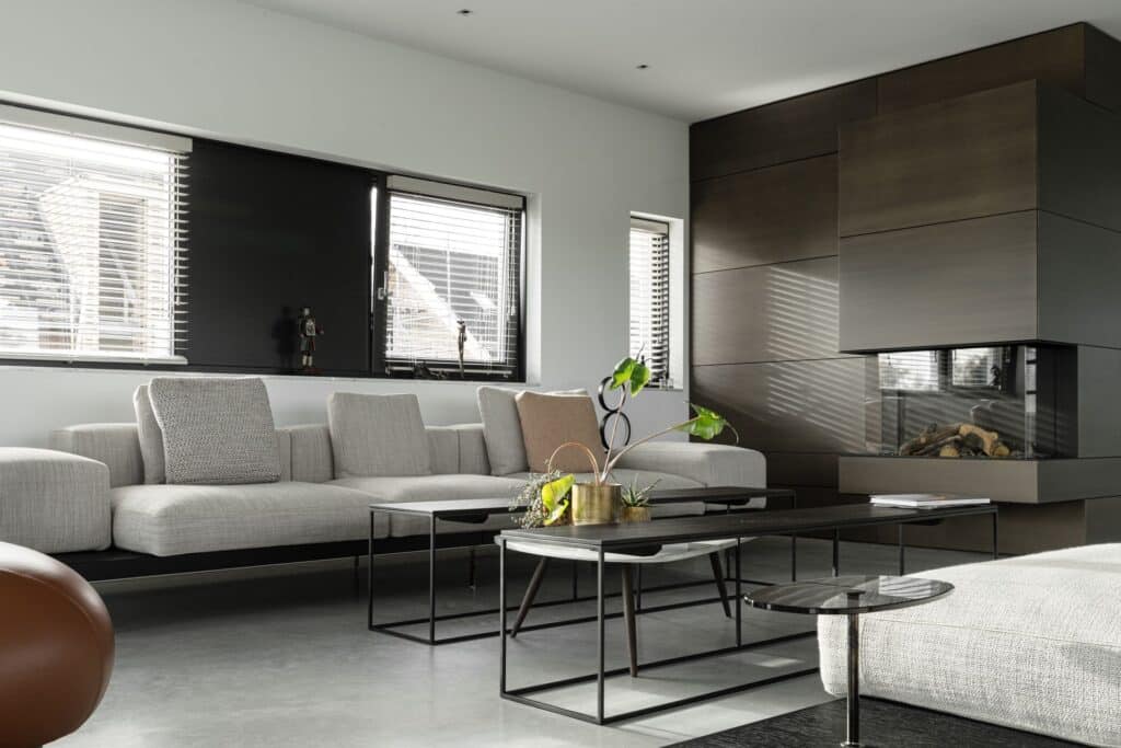 gevlinderde betonvloer met haard