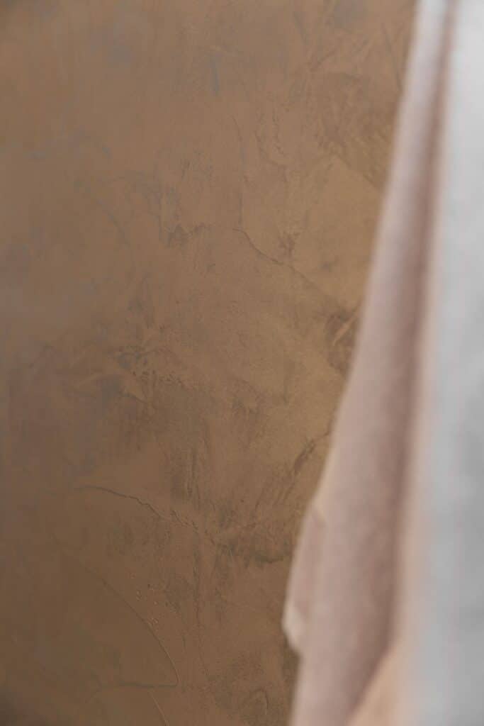 beton cire wand brons