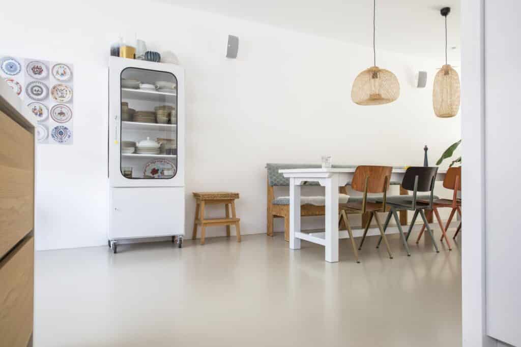 pu gietvloer met eettafel