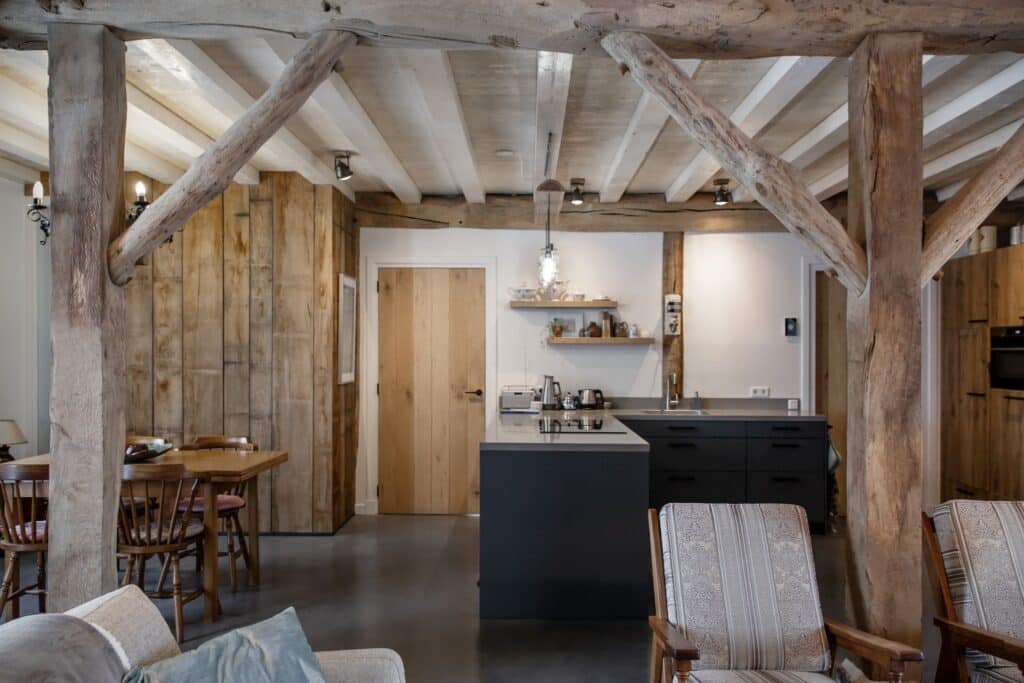 Gevlinderde betonvloer woonkamer Deurne met houten balken