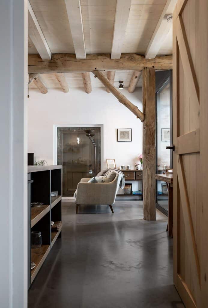 Gevlinderde betonvloer woonkamer Deurne met houten balken