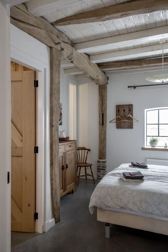 Gevlinderde betonvloer slaapkamer Deurne met houten balken