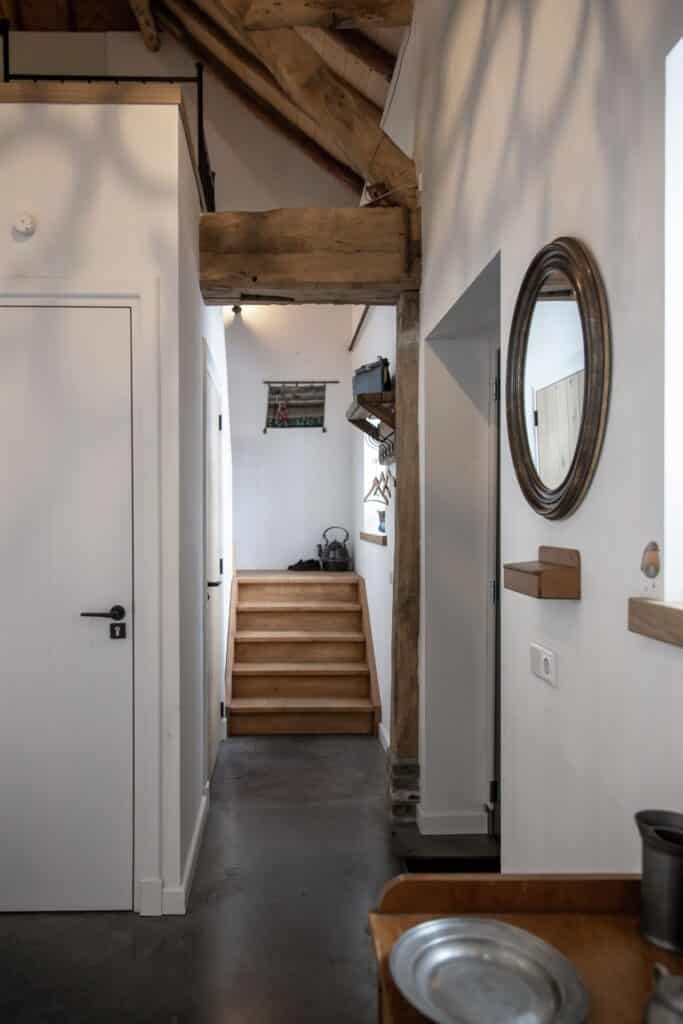 Gevlinderde betonvloer entree met trap