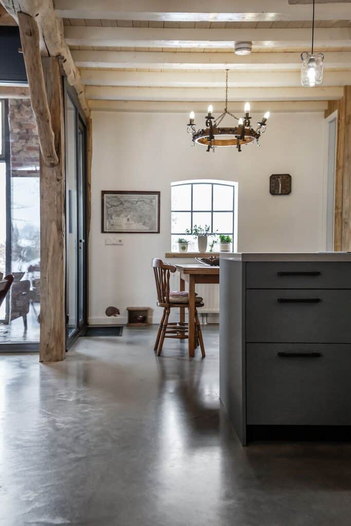 Gevlinderde betonvloer woonkamer Deurne