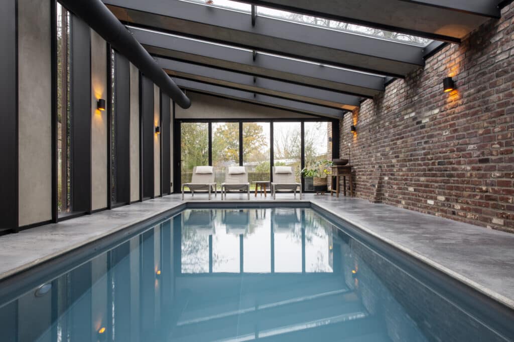 Gevlinderde betonvloer, beton ciré wanden en American Clay wanden in Cuijk