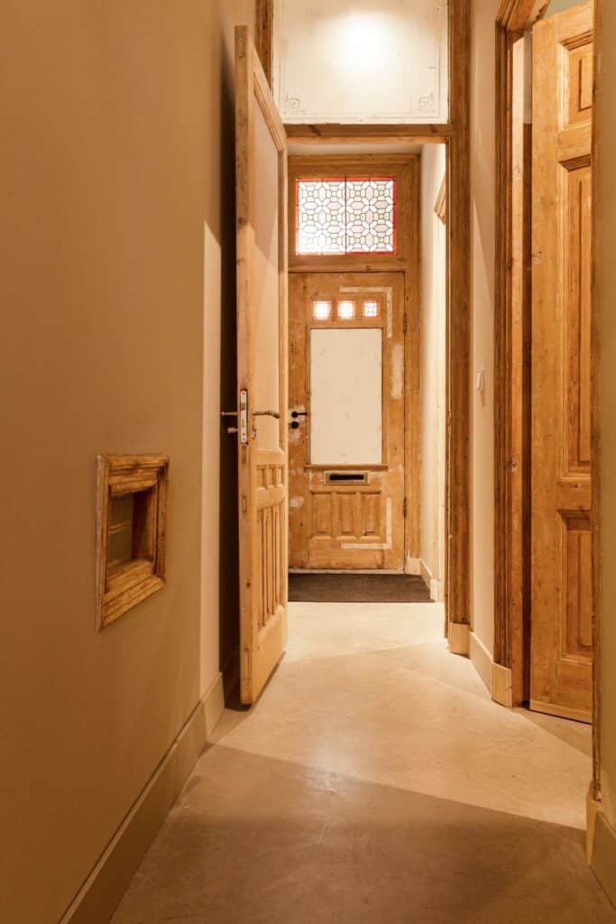 gevlinderde woonbetonvloer herenhuis entree