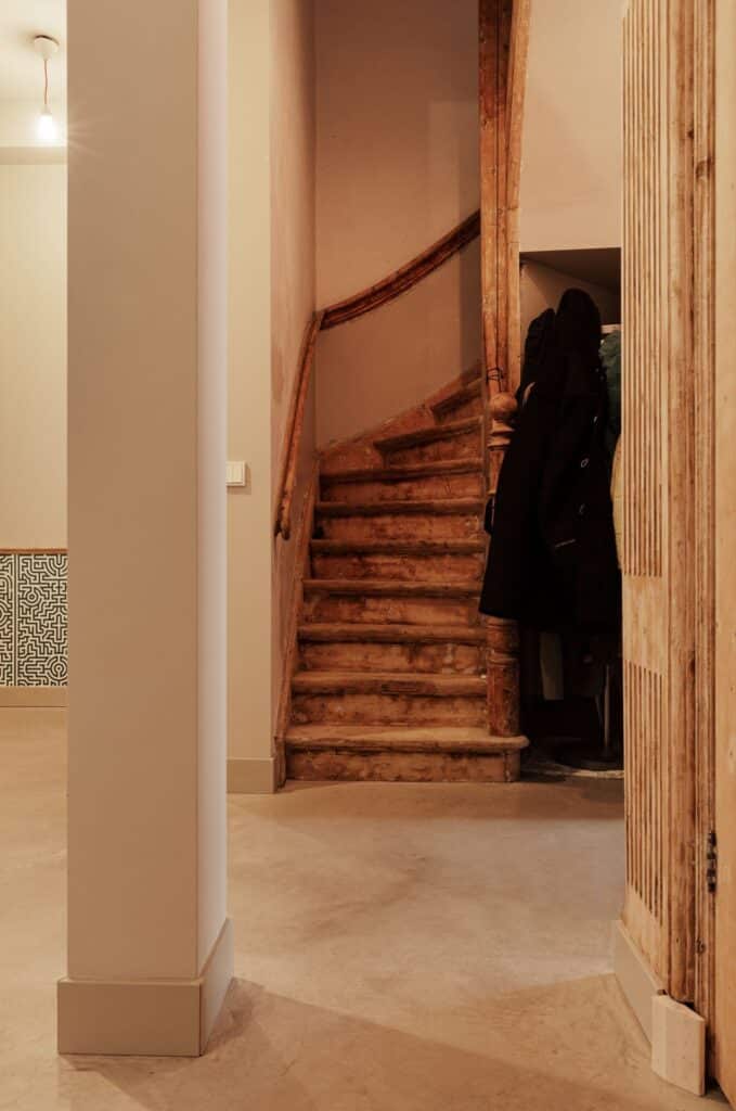 gevlinderde woonbetonvloer herenhuis bij trap