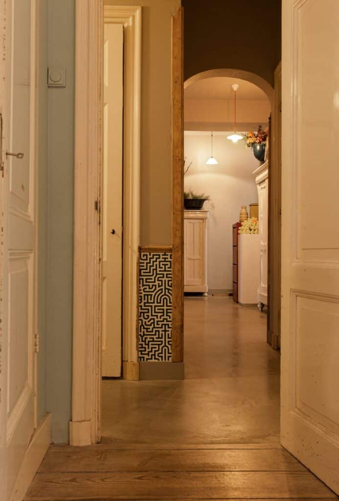 gevlinderde woonbetonvloer herenhuis entree