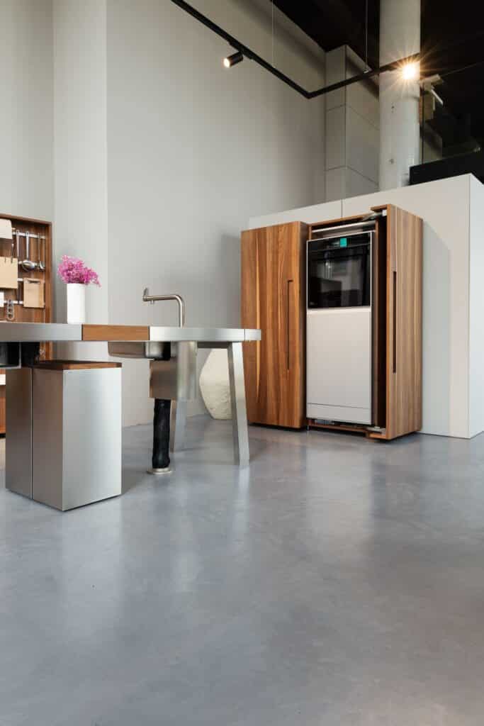 gevlinderde betonvloer keukenshowroom leiden