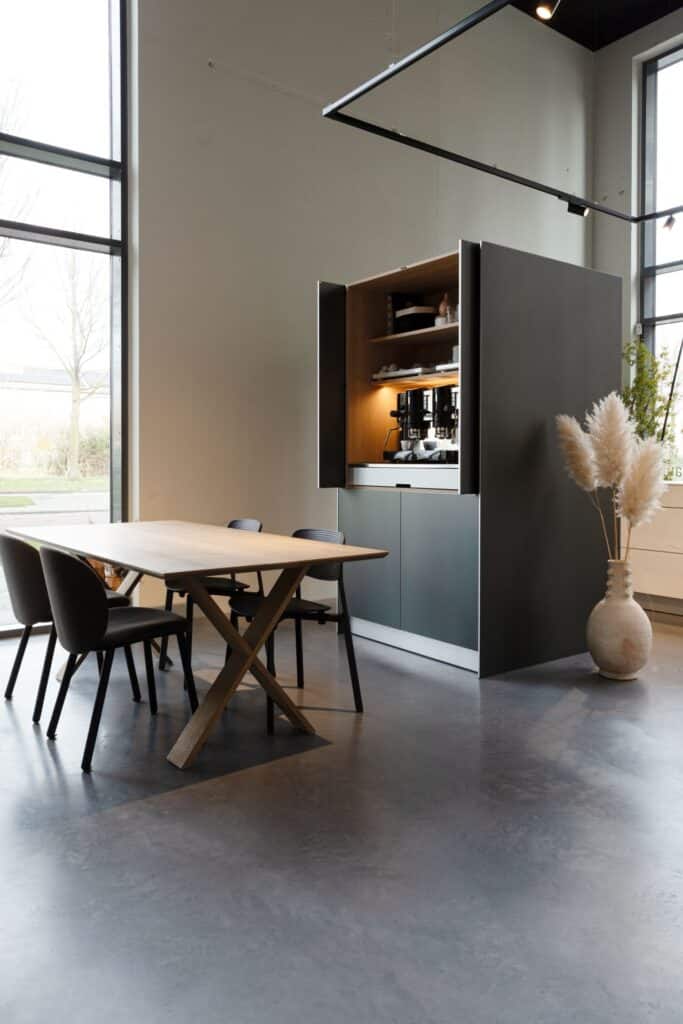 gevlinderde betonvloer keukenshowroom leiden