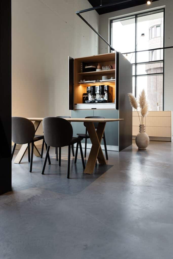 gevlinderde betonvloer keukenshowroom leiden
