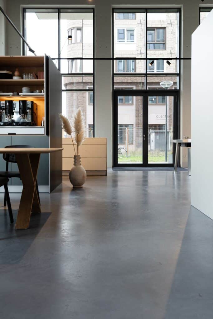 gevlinderde betonvloer keukenshowroom leiden