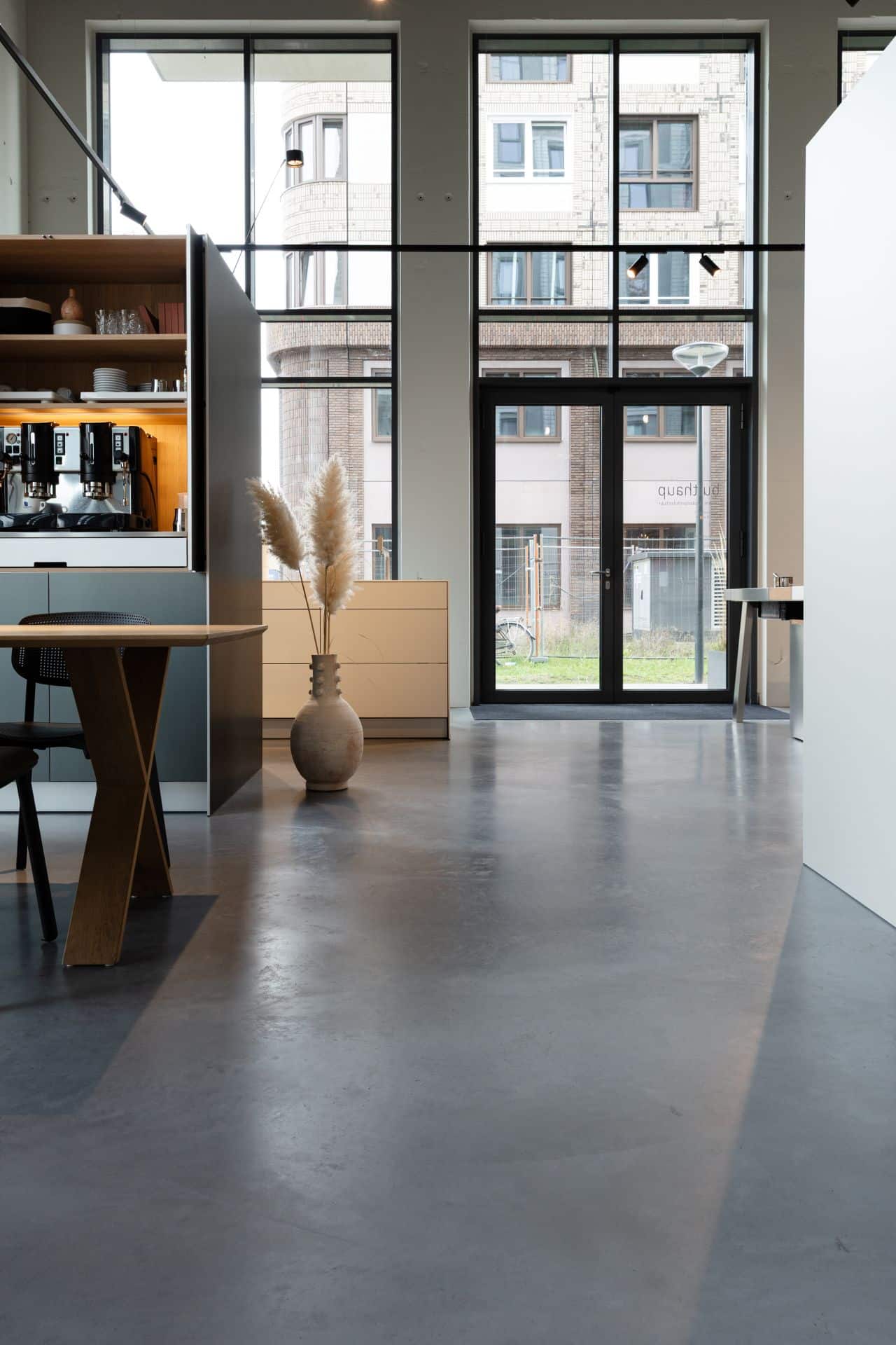 gevlinderde betonvloer keukenshowroom leiden