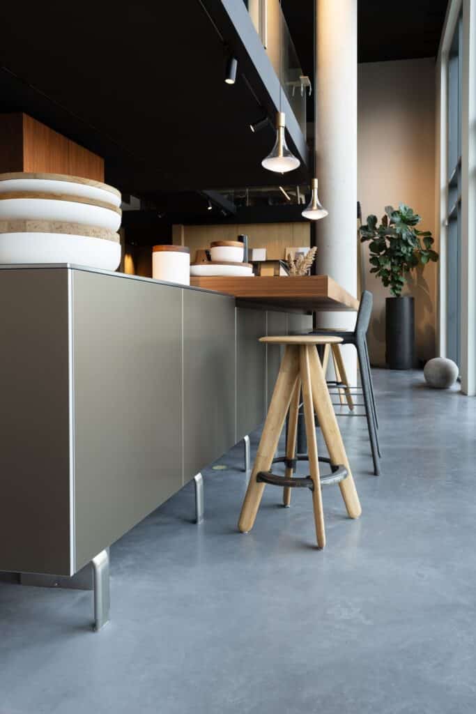 gevlinderde betonvloer keukenshowroom leiden