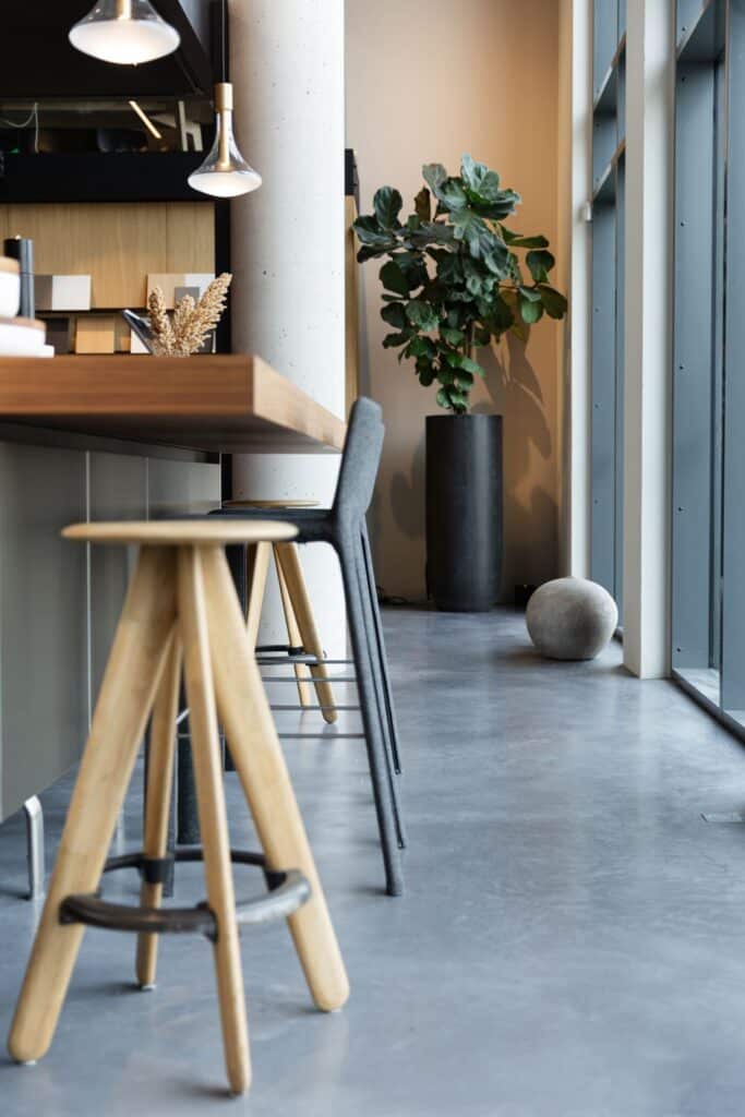 gevlinderde betonvloer keukenshowroom leiden