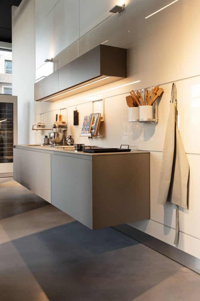 gevlinderde betonvloer keukenshowroom leiden