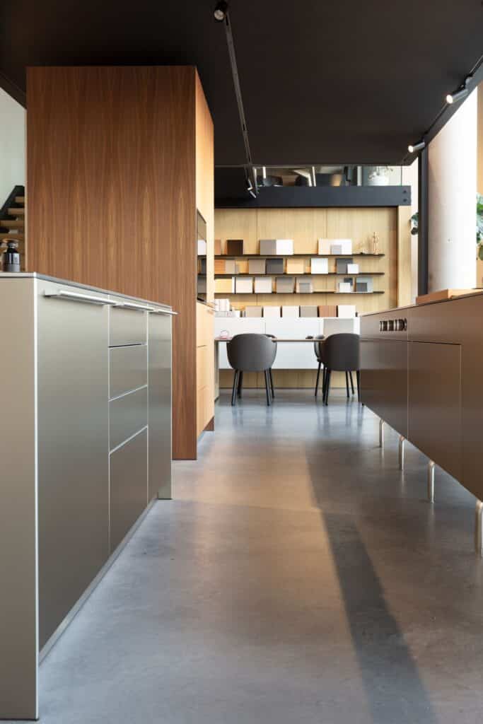 gevlinderde betonvloer keukenshowroom leiden