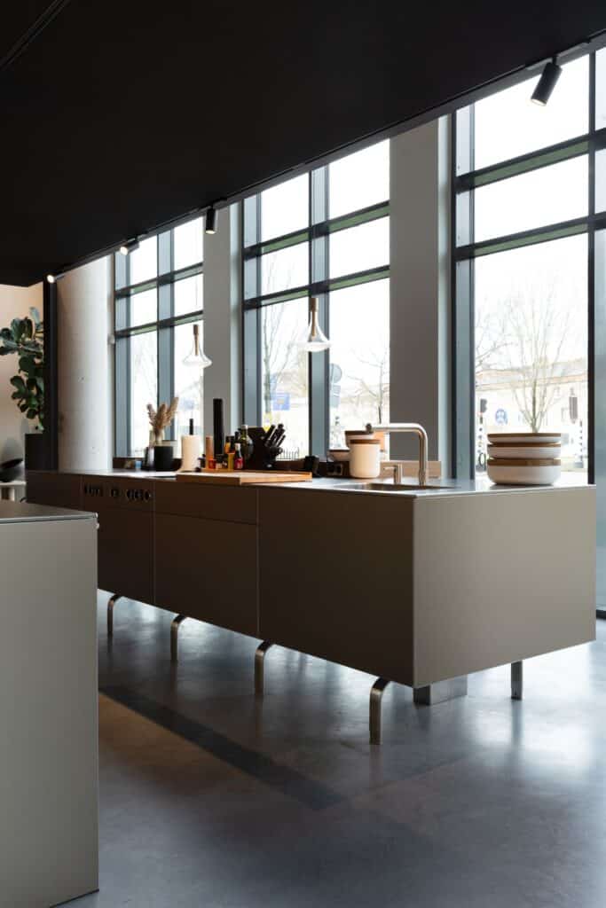 gevlinderde betonvloer keukenshowroom leiden