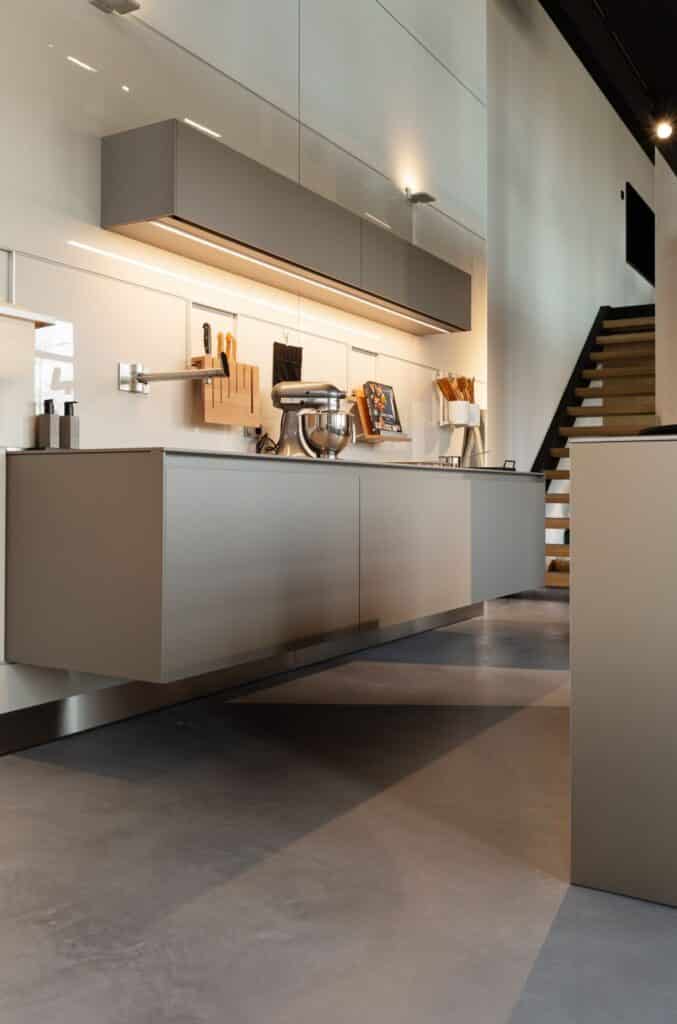gevlinderde betonvloer keukenshowroom leiden