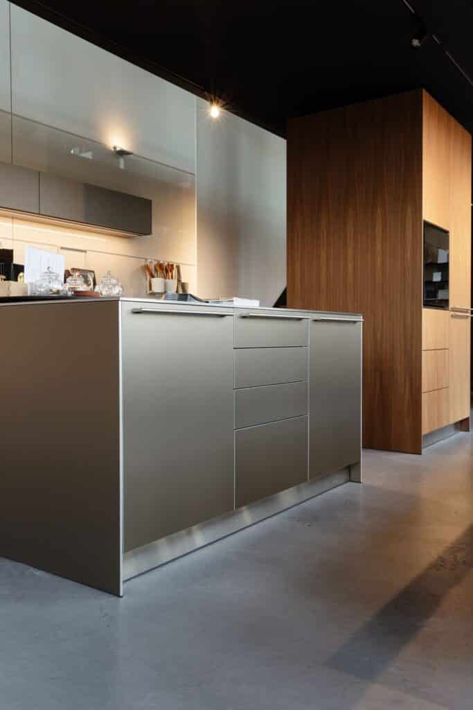 gevlinderde betonvloer keukenshowroom leiden