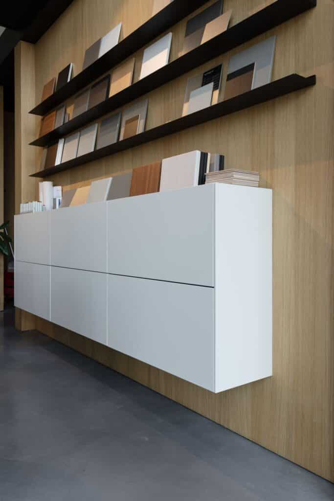 gevlinderde betonvloer keukenshowroom leiden