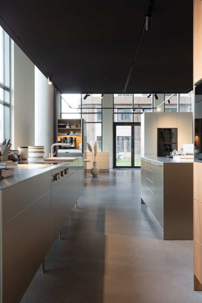 gevlinderde betonvloer keukenshowroom leiden