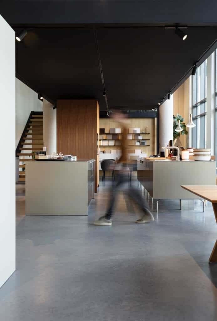 gevlinderde betonvloer keukenshowroom leiden