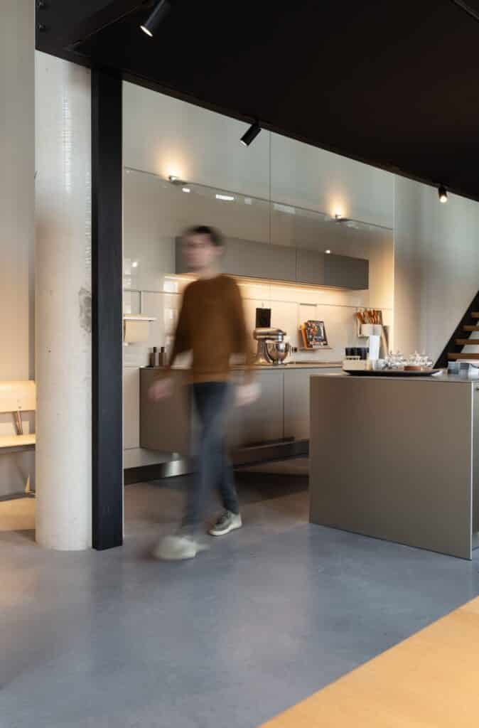 gevlinderde betonvloer keukenshowroom leiden