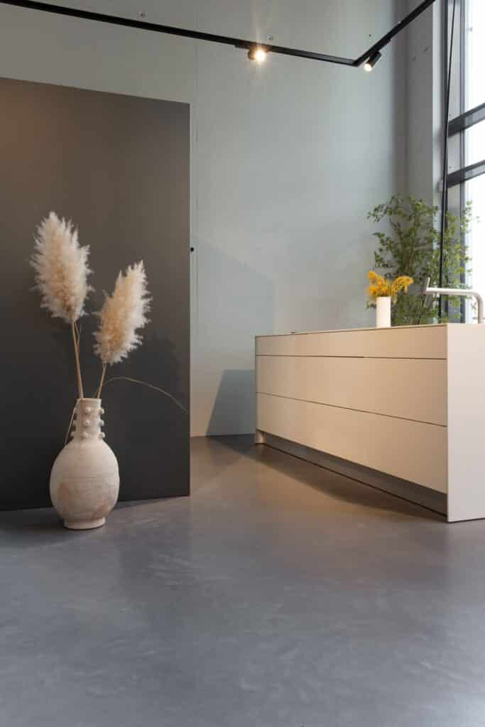 gevlinderde betonvloer keukenshowroom leiden