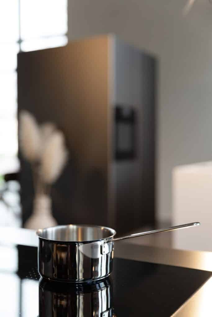 gevlinderde betonvloer keukenshowroom leiden