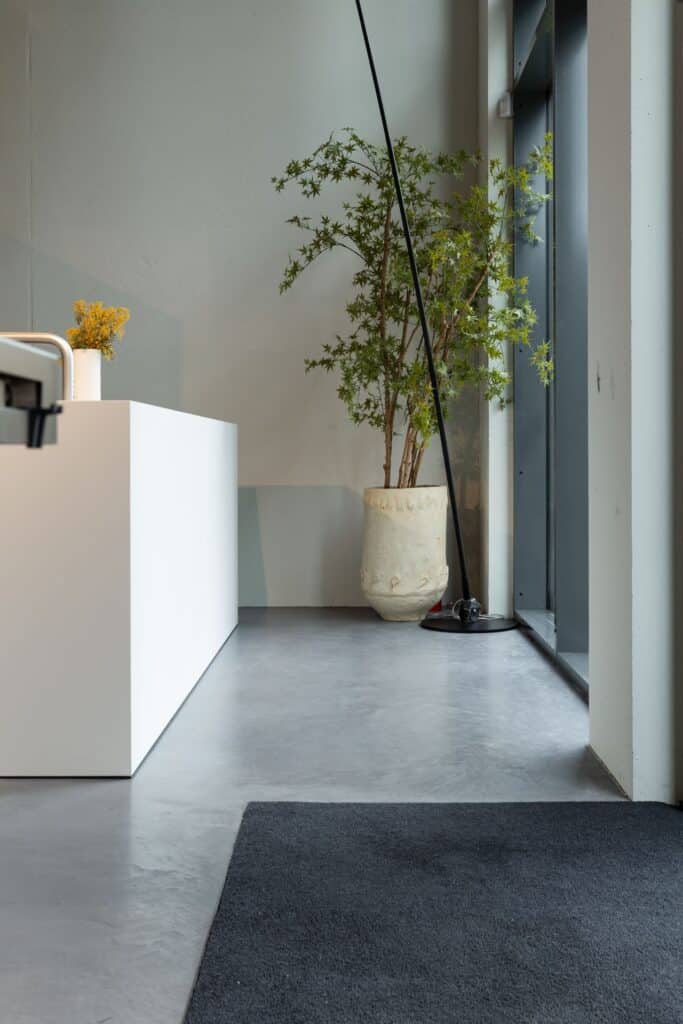 gevlinderde betonvloer keukenshowroom leiden