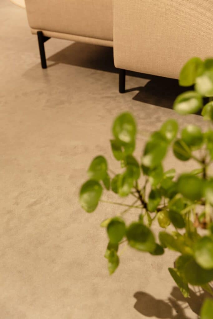 gevlinderde betonvloer leerdam showroom vloer