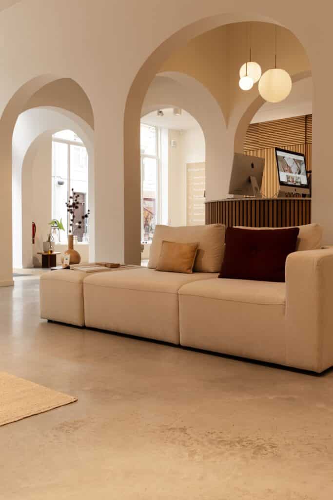 gevlinderde betonvloer leerdam showroom vloer